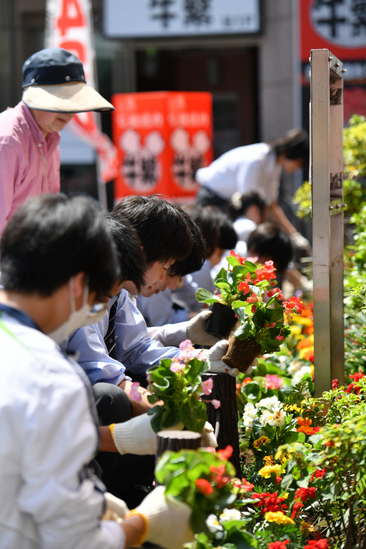 0524 駅前花植え活動_11.JPG